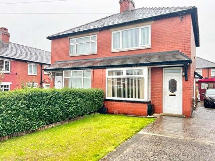 2 Bedroom Town House To Rent In Clifton Avenue, Halifax., HX1