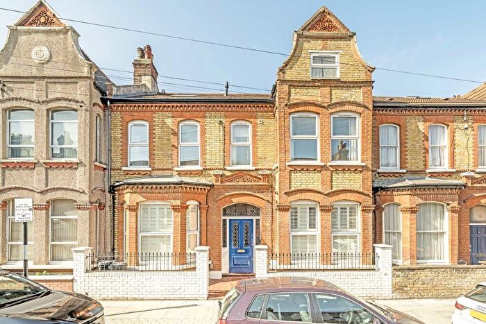 3 Bedroom Flat For Sale In Dafforne Road, Tooting, SW17