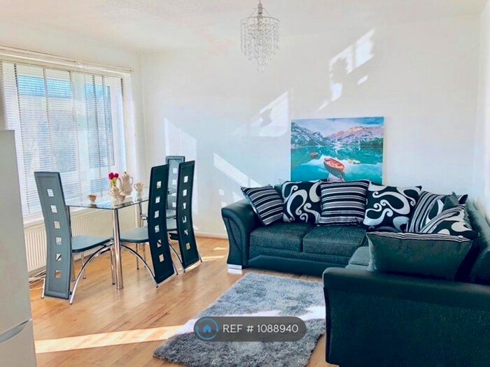3 Bedroom Flat To Rent In Wells House, London, SE16