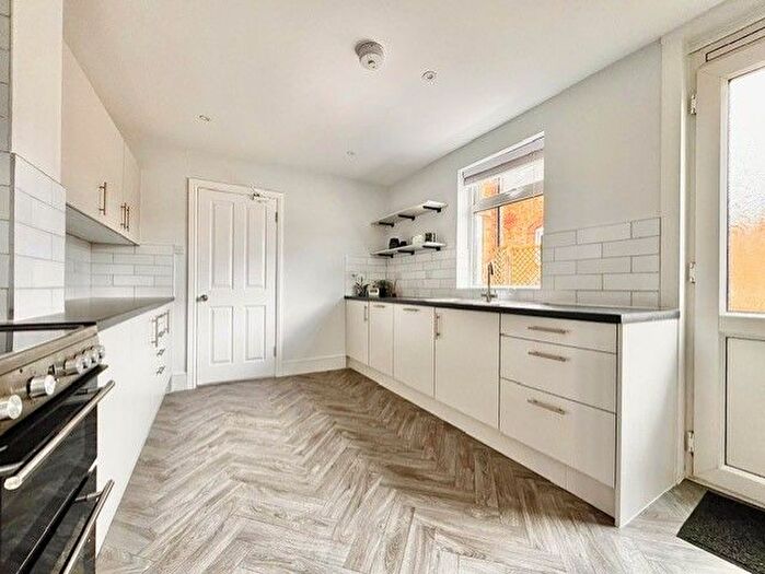 1 Bedroom Flat To Rent In Newland Road, Banbury, Oxon, OX16