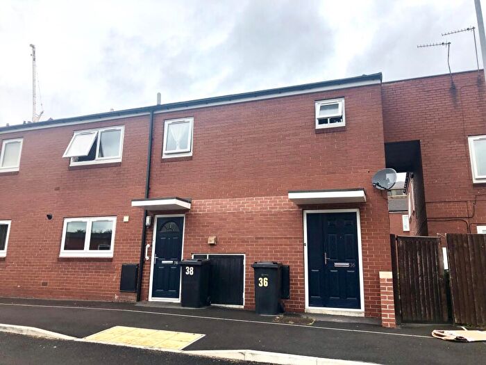 2 Bedroom Apartment To Rent In Lovell Park Hill, Leeds, LS7