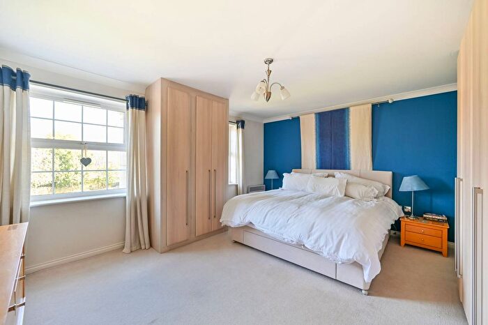 2 Bedroom Flat For Sale In North Street, Winkfield, Windsor, SL4