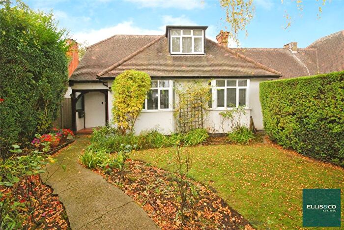 3 Bedroom Link Detached House For Sale In The Vale, Childs Hill, NW11