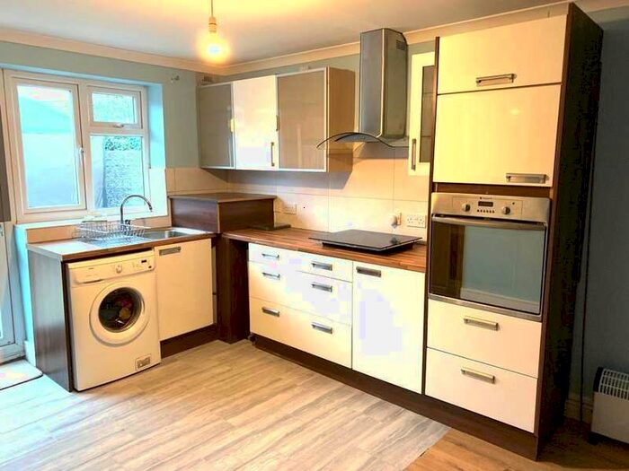1 Bedroom Studio Flat To Rent In De Havilland Road, Hounslow, TW5
