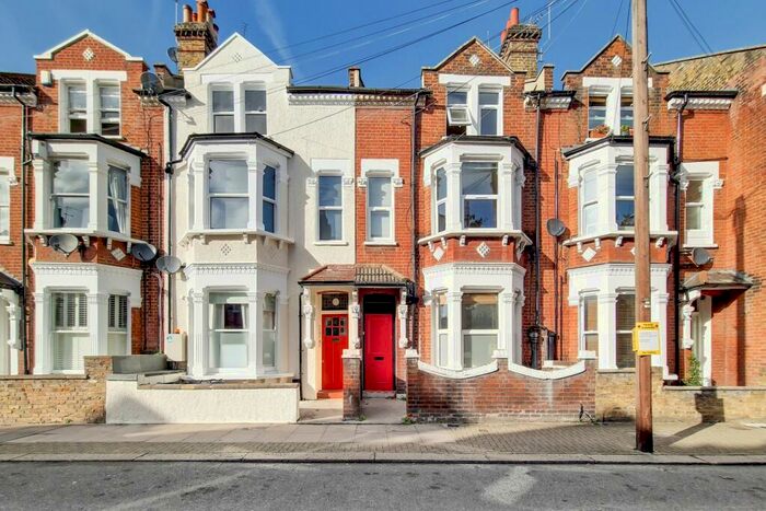 4 Bedroom Flat To Rent In Comyn Road, SW11