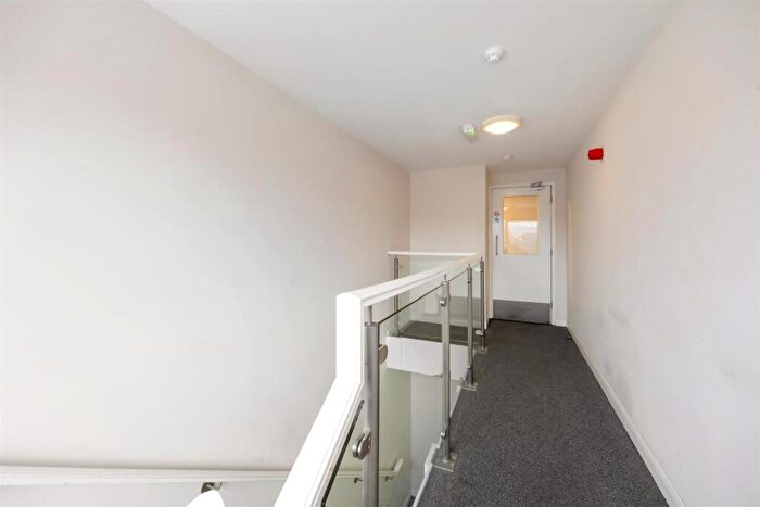 1 Bedroom Flat For Sale In Mile Oak Road, Portslade, Brighton, BN41
