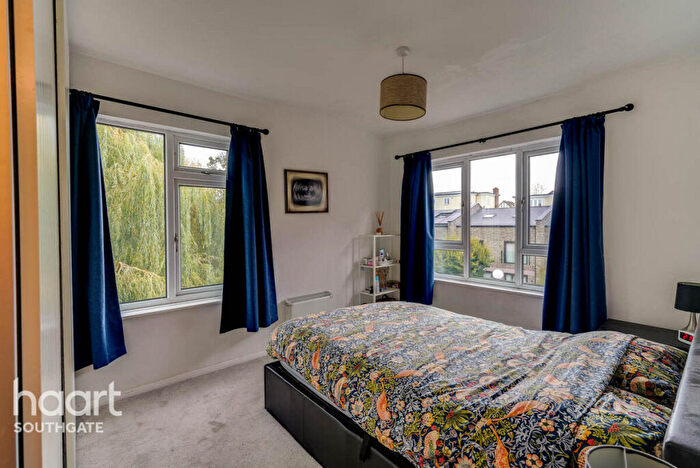 2 Bedroom Flat For Sale In Badgers Close, Enfield, EN2