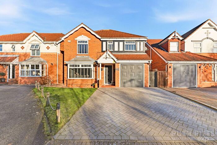 4 Bedroom Detached House For Sale In Greenbank Close, Castleford, WF10