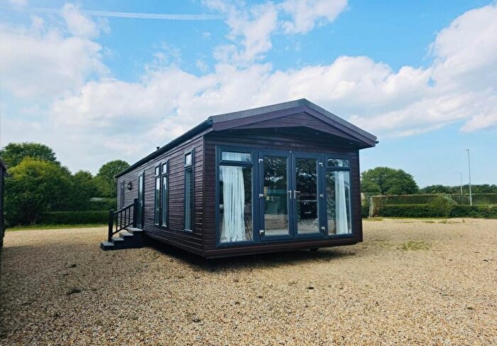 2 Bedroom Mobile/park Home For Sale In Hubbert's Bridge, Boston, Lincolnshire, PE20