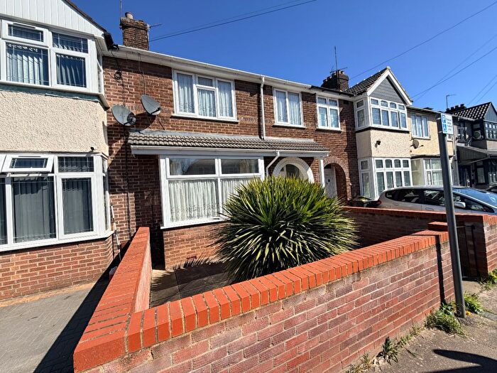 3 Bedroom Terraced House For Sale In Connaught Road, Luton, LU4