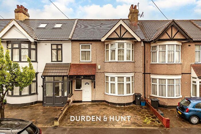 3 Bedroom Terraced House For Sale In Hamilton Avenue, Ilford, IG6