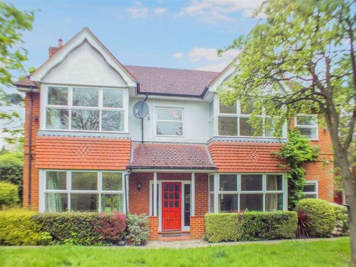 5 Bedroom Detached House To Rent In Hersham Road, Walton On Thames, Surrey, KT12