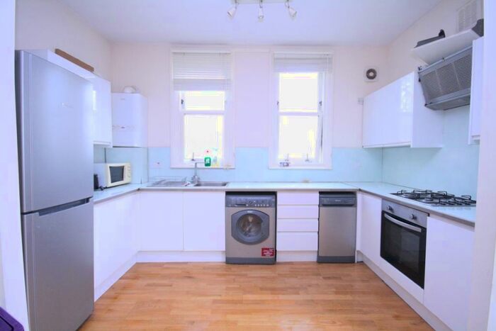 3 Bedroom Flat To Rent In Cathcart Hill, Holloway, N19