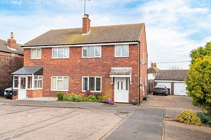 3 Bedroom Semi-detached House For Sale In Rayfield Close, Barnston, Dunmow, CM6