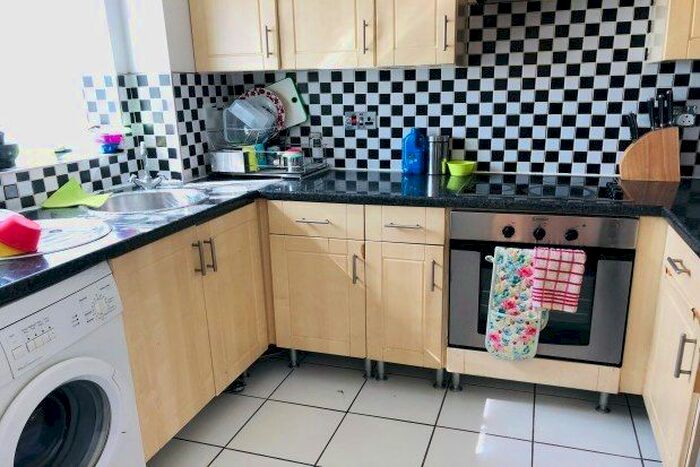 2 Bedroom Flat To Rent In Frazer Close, Romford, RM1