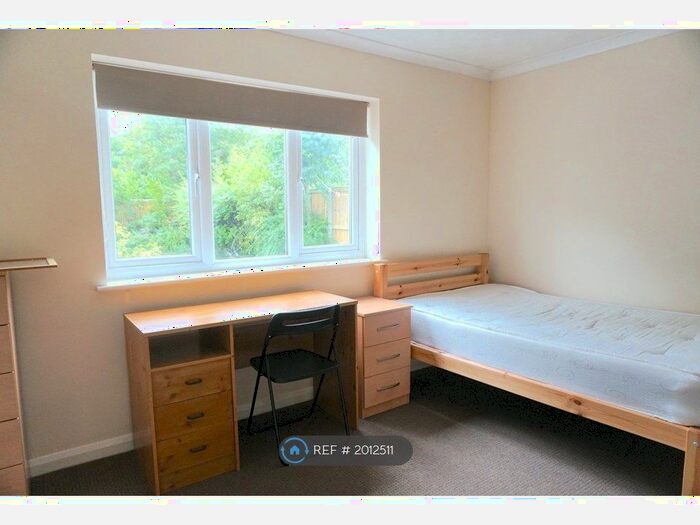 4 Bedroom Semi-Detached House To Rent In Willow Close, Canterbury, CT2