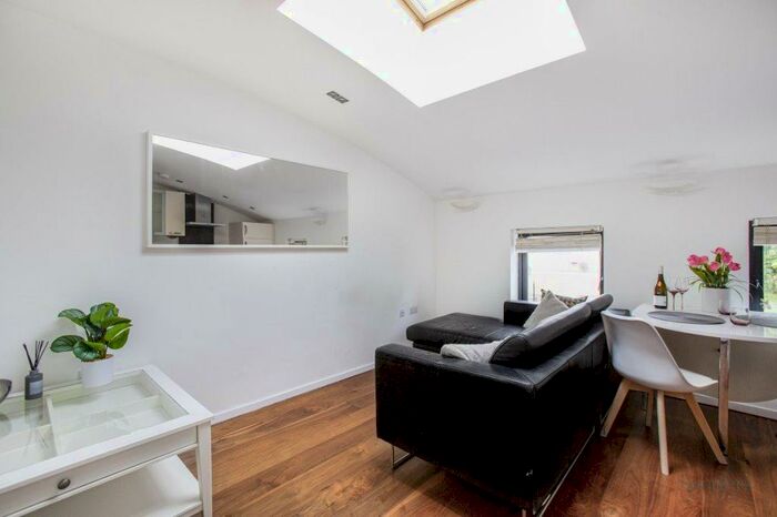 2 Bedroom Flat To Rent In Burder Road, Hackney, London, N1