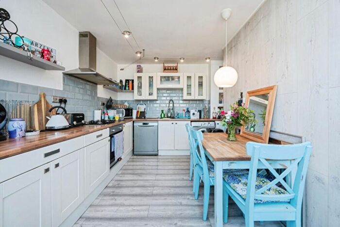 2 Bedroom Maisonette For Sale In Kelvin Avenue, Bedford, Bedfordshire, MK42