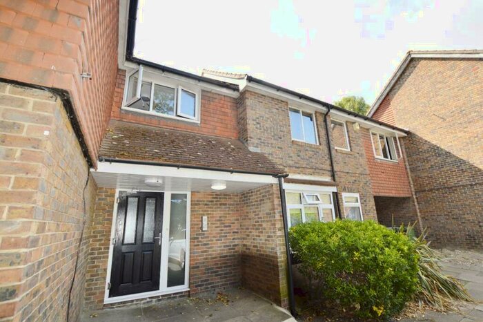 Studio To Rent In Elmley Close, London, E6