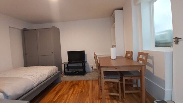 1 Bedroom Studio To Rent In Lewin Road, London, SW16