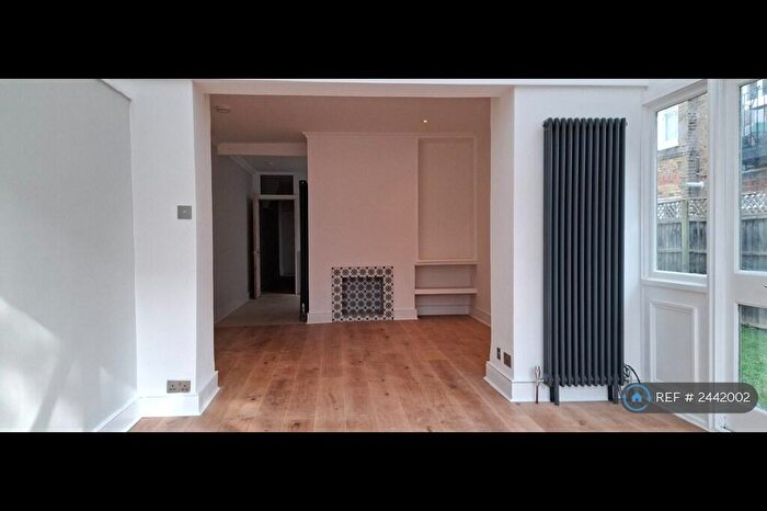 3 Bedroom Flat To Rent In Weir Rd, London, SW12