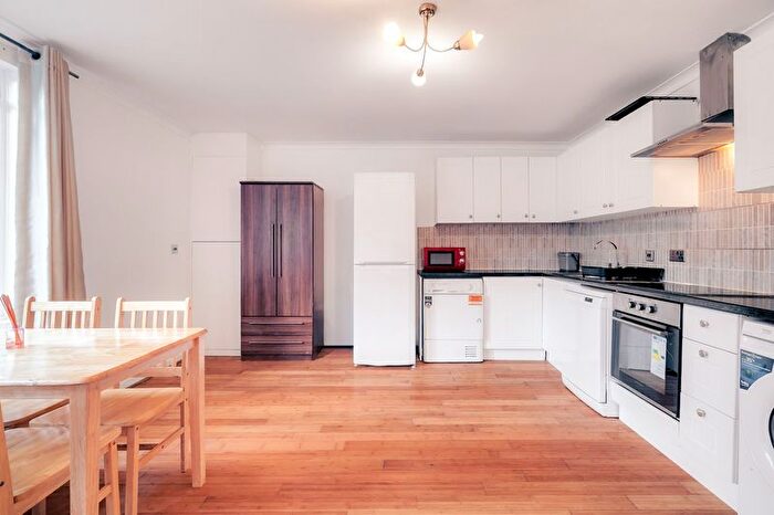 4 Bedroom Flat To Rent In Carlton Drive, Putney, London, SW15