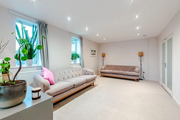4 Bedroom Detached House For Sale In Manor Court, Leeds, LS17