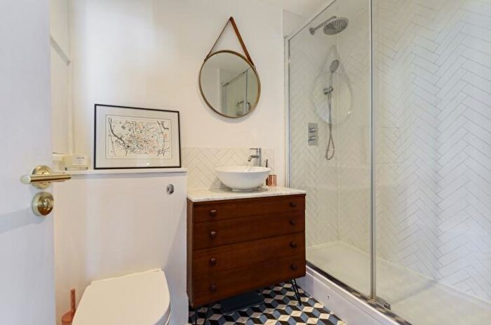 2 Bedroom Flat To Rent In Battersea Church Road London, SW11
