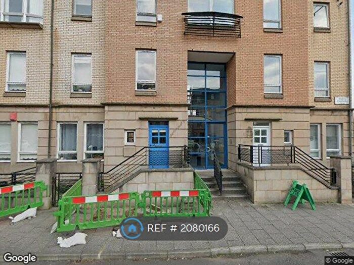 3 Bedroom Flat To Rent In Errol Gardens New Gorbals, Glasgow, G5