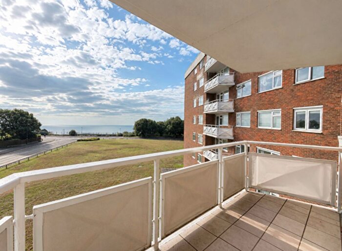 2 Bedroom Flat For Sale In Grove Road, Bournemouth, BH1