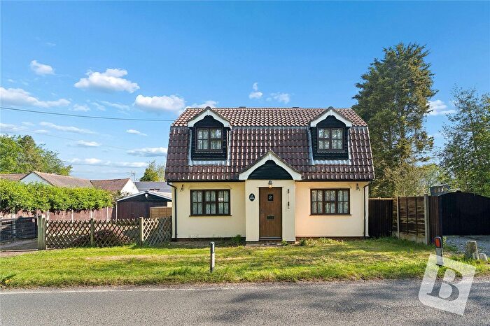 2 Bedroom Detached House For Sale In Coxtie Green Road, Pilgrims Hatch, Brentwood, Essex, CM14