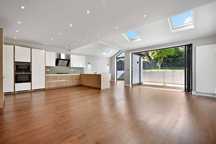 4 Bedroom Semi-Detached House To Rent In Donnington Road, Willesden, NW10