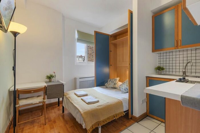 Studio To Rent In West Cromwell Road, Earls Court, London, SW5