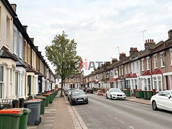 2 Bedroom Flat To Rent In Pond Road, E15