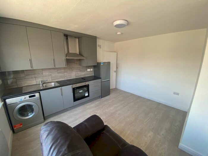 3 Bedroom Flat To Rent In Green Parade, Whitton Road, Hounslow, TW3