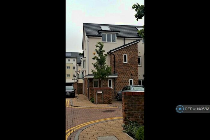 3 Bedroom End Of Terrace House To Rent In Pyle Close, Addlestone, KT15