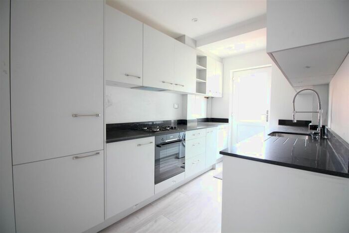 5 Bedroom End Of Terrace House To Rent In Windmill Road, Slough SL1