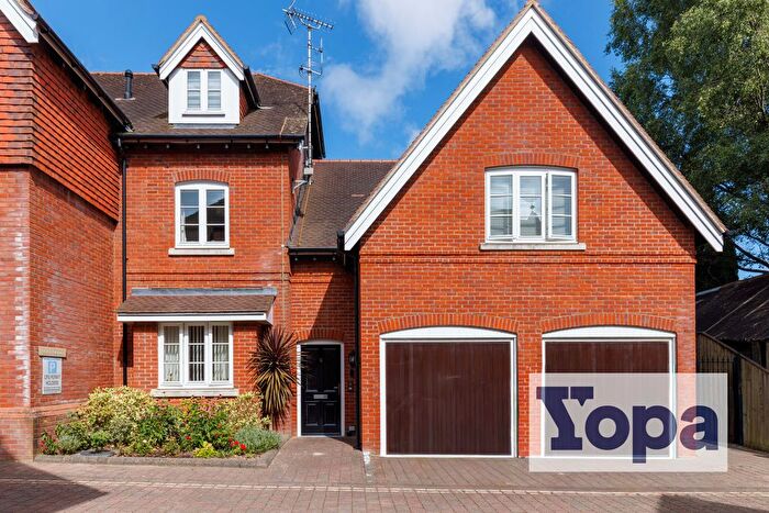 2 Bedroom Flat For Sale In Gosport Lane, Lyndhurst, SO43