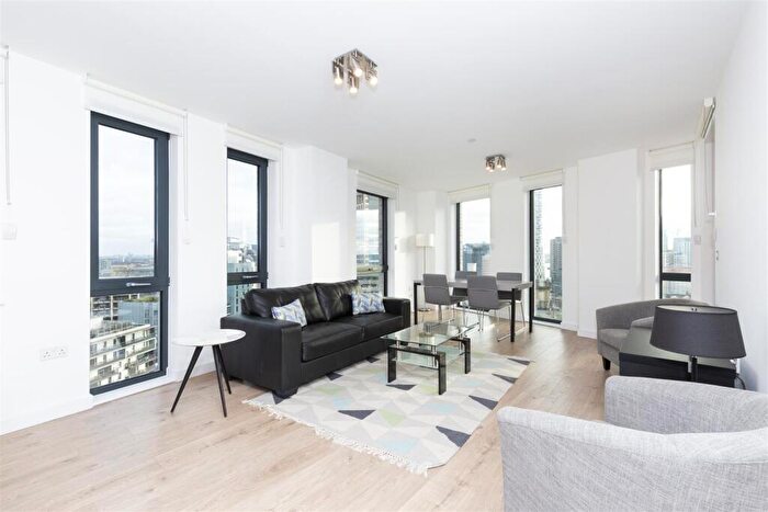 3 Bedroom Flat To Rent In Williamsburg Plaza, Poplar, E14