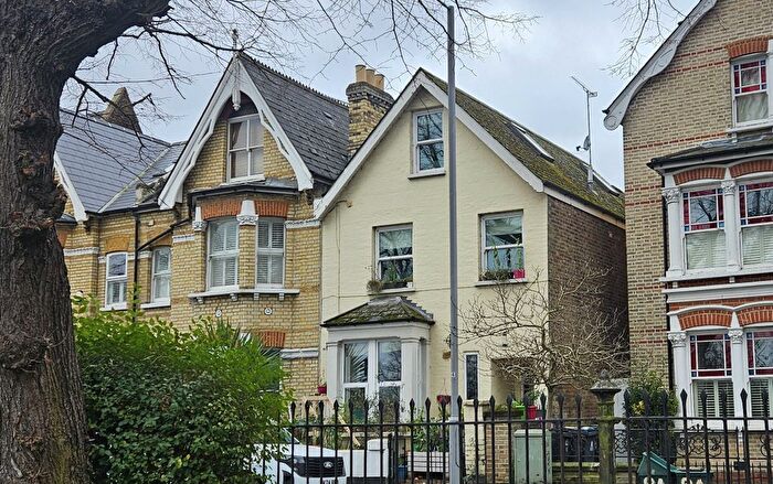 2 Bedroom Flat For Sale In Fairfield West, Kingston Upon Thames, KT1