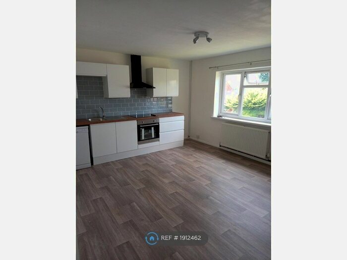 2 Bedroom Flat To Rent In Fleetwood Way, Watford, WD19