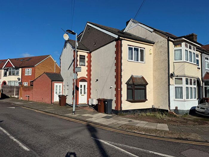 1 Bedroom Maisonette For Sale In Salisbury Avenue, Barking, IG11