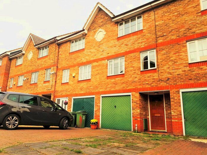 4 Bedroom Town House To Rent In Redbourne Drive, London SE28