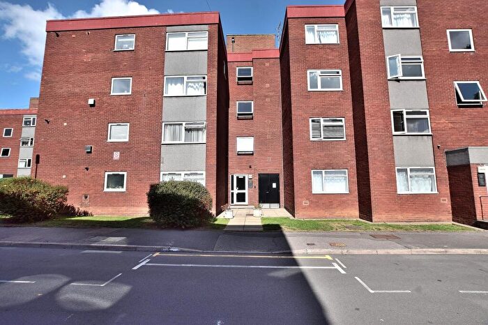1 Bedroom Flat For Sale In Grange Gardens, Southgate, London., N14