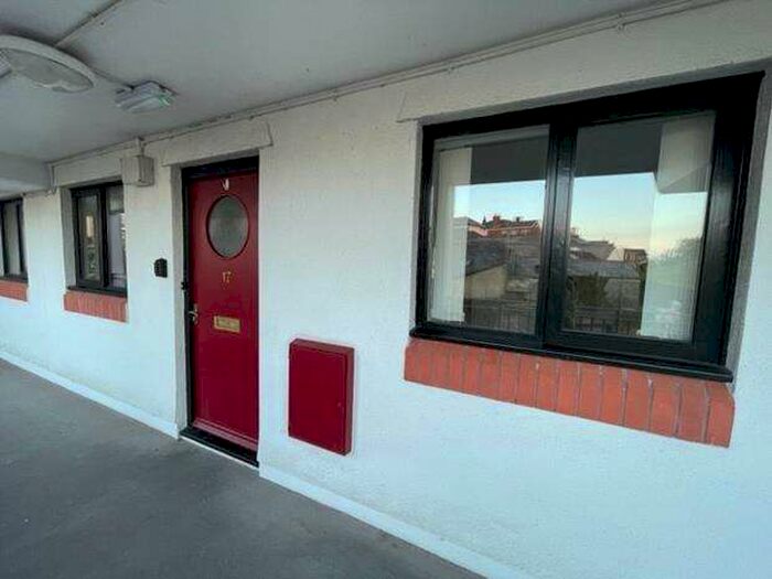 2 Bedroom Flat To Rent In Westgate Mews, Launceston, PL15