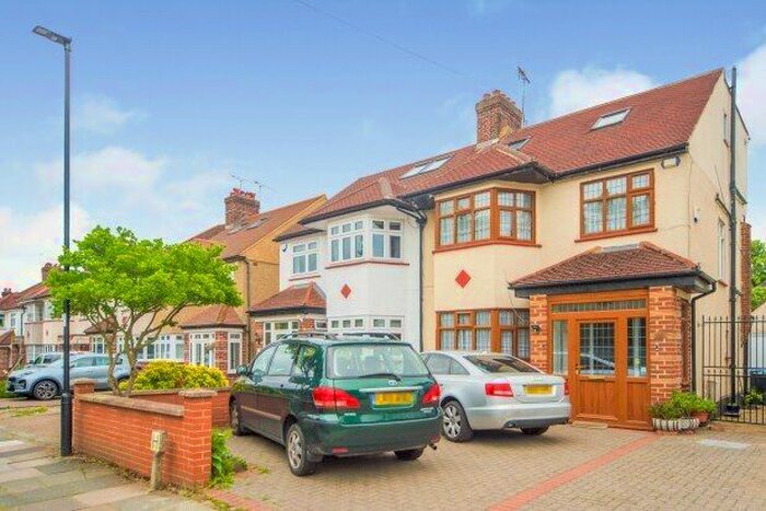 5 Bedroom Property To Rent In Sussex Way, Barnet EN4