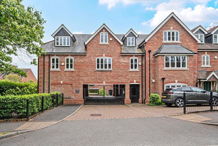 4 Bedroom Maisonette For Sale In Crownwood Gate, Farnham, GU9