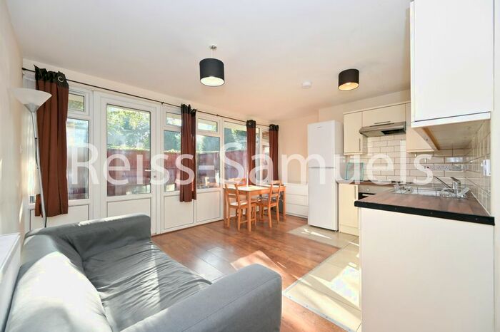 4 Bedroom Maisonette To Rent In Cooks Road, Kennington, Southwark, London, SE17