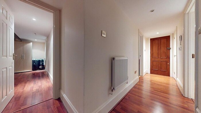 3 Bedroom Flat To Rent In Royal Drive, London, N11
