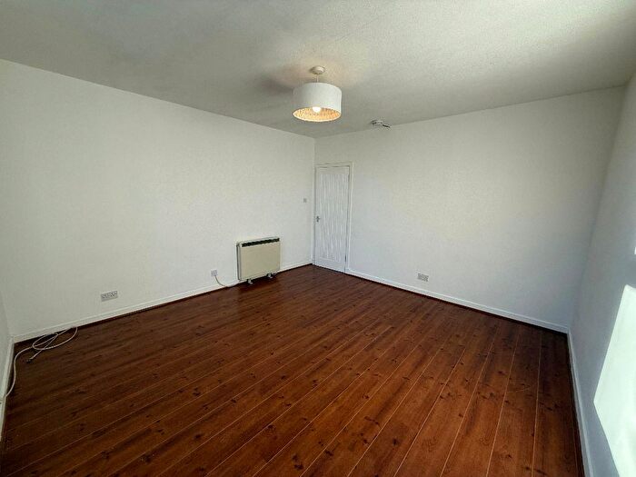 2 Bedroom Flat To Rent In Forfar Road, Stobswell, Dundee, DD4